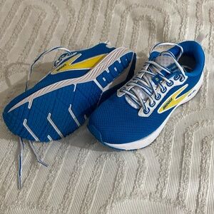 Brooks running sneakers. Like new. Size 8.